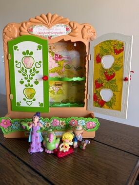 Vintage 1981 Strawberry Shortcake Berry Patch Carry Case with 4 Miniatures